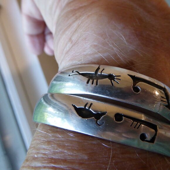 2 VTG Sterling Silver Overlay Style Stamped Cuff Bracelets Total 47.7 Gr Signed - Picture 4 of 16